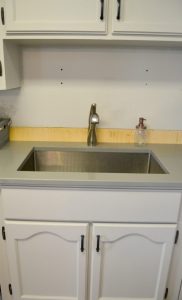 A pull down kitchen faucet was what the kitchen makeover needed.