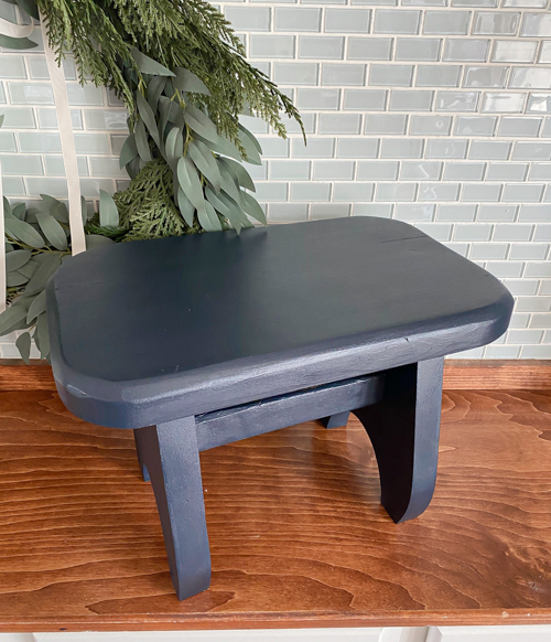 In this easy stool makeover tutorial, I am showing you the Best Navy Paint Color For Furniture Makeovers that uses an all-in-one paint and an extra topcoat. 