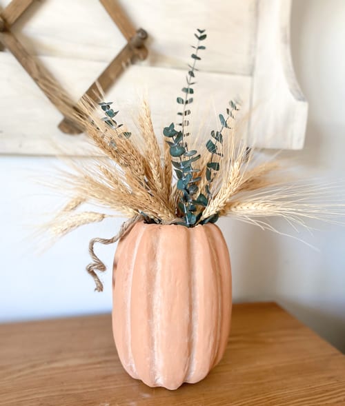 Explore Easy Fall Decorating Ideas to cozy up your home. Find budget-friendly DIY projects and rustic decor tips for a warm autumn atmosphere.