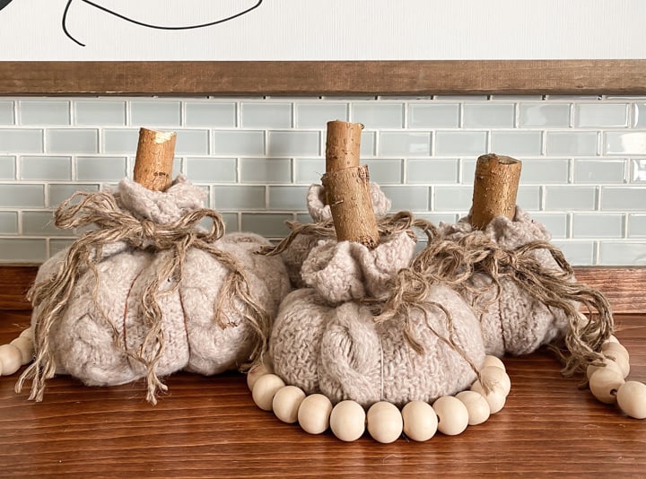 Explore Easy Fall Decorating Ideas to cozy up your home. Find budget-friendly DIY projects and rustic decor tips for a warm autumn atmosphere.