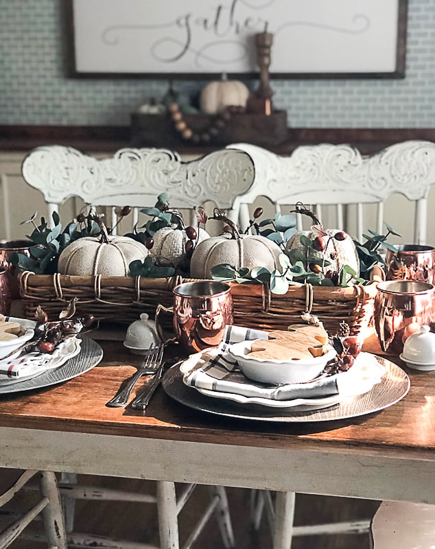 Create DIY Thanksgiving table settings with personalized, elegant designs. Discover ideas and tips to craft the perfect festive ambiance for your feast!