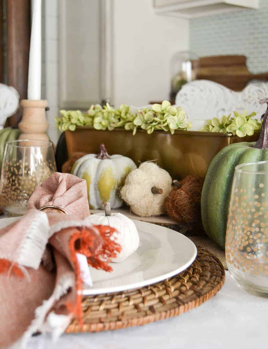 Create DIY Thanksgiving table settings with personalized, elegant designs. Discover ideas and tips to craft the perfect festive ambiance for your feast!