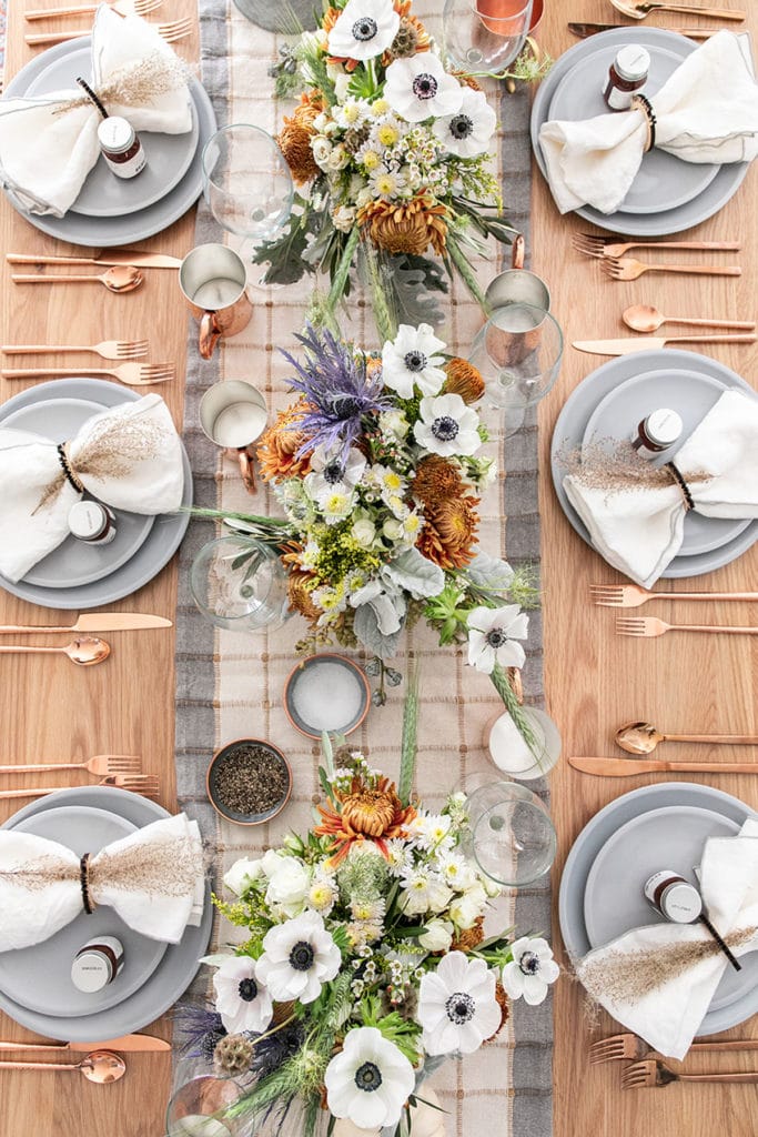 Create DIY Thanksgiving table settings with personalized, elegant designs. Discover ideas and tips to craft the perfect festive ambiance for your feast!