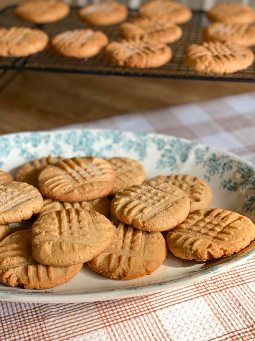 Try this classic peanut butter cookie recipe! Easy to make with simple ingredients, these cookies are perfect for any peanut butter lover.