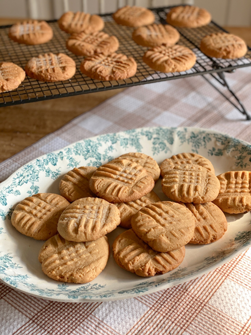 Try this classic peanut butter cookie recipe! Easy to make with simple ingredients, these cookies are perfect for any peanut butter lover.