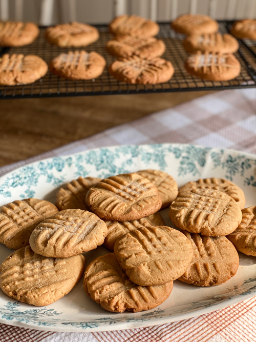 Try this classic peanut butter cookie recipe! Easy to make with simple ingredients, these cookies are perfect for any peanut butter lover.