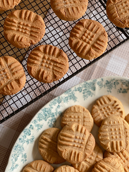 Try this classic peanut butter cookie recipe! Easy to make with simple ingredients, these cookies are perfect for any peanut butter lover.