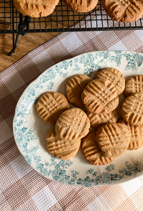 Try this classic peanut butter cookie recipe! Easy to make with simple ingredients, these cookies are perfect for any peanut butter lover.