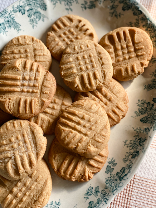 Try this classic peanut butter cookie recipe! Easy to make with simple ingredients, these cookies are perfect for any peanut butter lover.