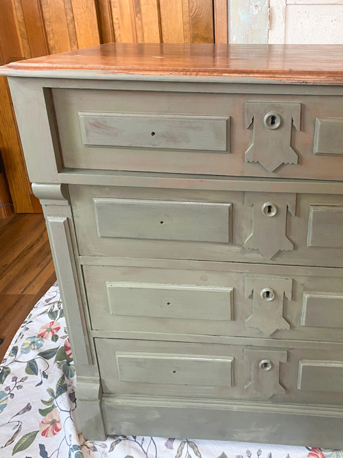 Transform your old furniture with this simple dresser makeover! Learn step-by-step how to create a stunning new look using green paint and easy DIY techniques.