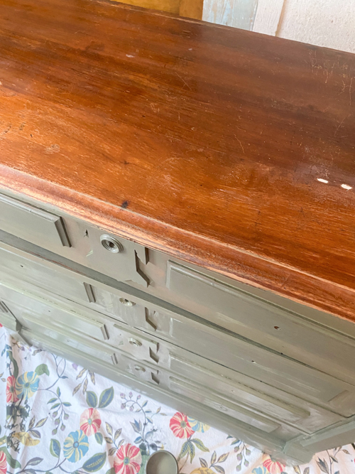 Transform your old furniture with this simple dresser makeover! Learn step-by-step how to create a stunning new look using green paint and easy DIY techniques.