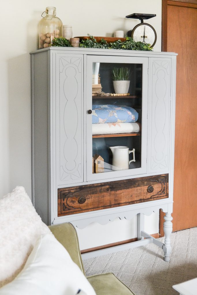 Thrift store furniture makeovers turn outdated pieces into stunning home decor. Get inspired by 25 budget-friendly transformations you can try today!