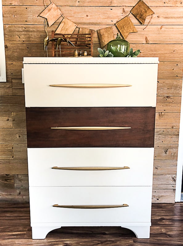 Thrift store furniture makeovers turn outdated pieces into stunning home decor. Get inspired by 25 budget-friendly transformations you can try today!