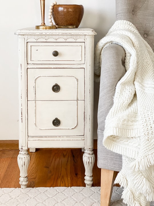 Thrift store furniture makeovers turn outdated pieces into stunning home decor. Get inspired by 25 budget-friendly transformations you can try today!