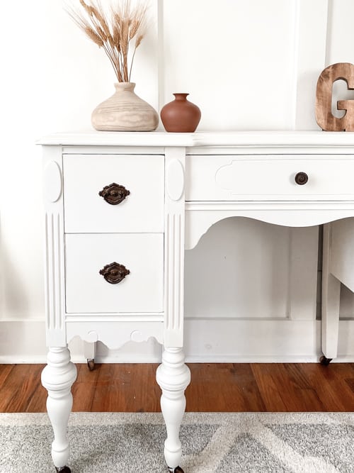 Thrift store furniture makeovers turn outdated pieces into stunning home decor. Get inspired by 25 budget-friendly transformations you can try today!